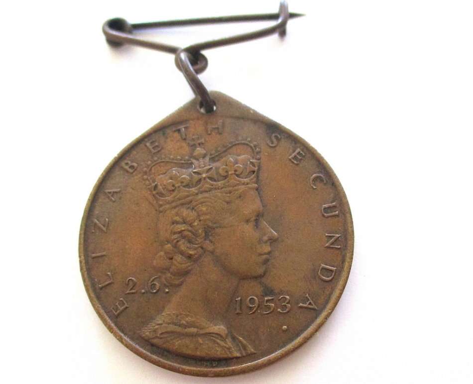 A LOT OF COMMEMORATIVE COINS AND MEDALLIONS AND A SPOON MADE FROM A 1942 COIN