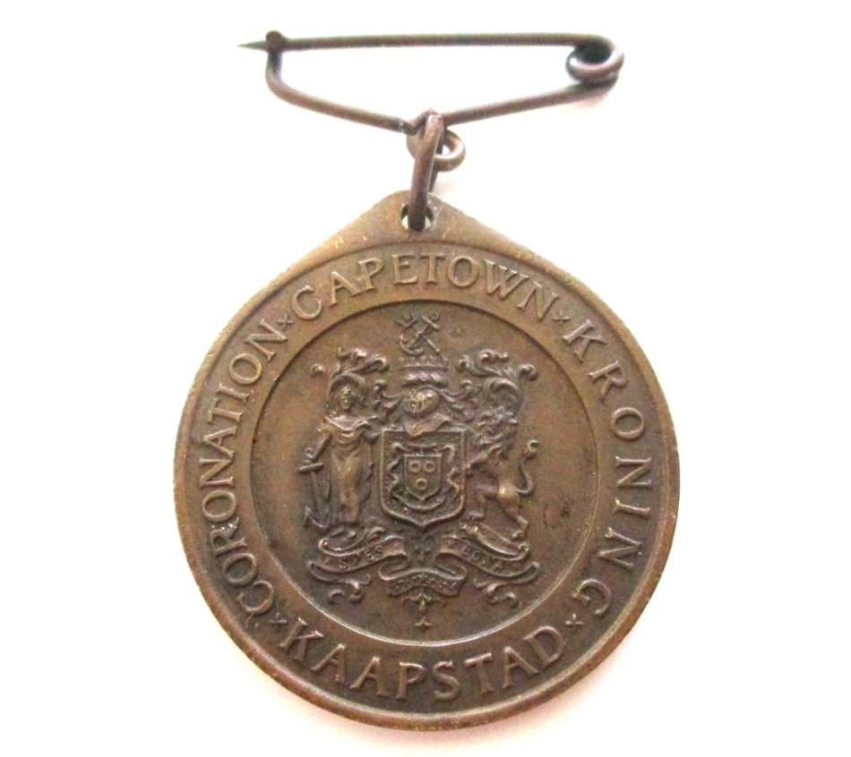 A LOT OF COMMEMORATIVE COINS AND MEDALLIONS AND A SPOON MADE FROM A 1942 COIN