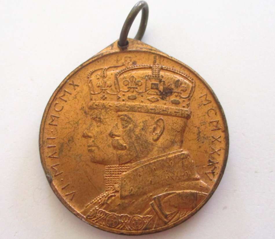 A LOT OF COMMEMORATIVE COINS AND MEDALLIONS AND A SPOON MADE FROM A 1942 COIN