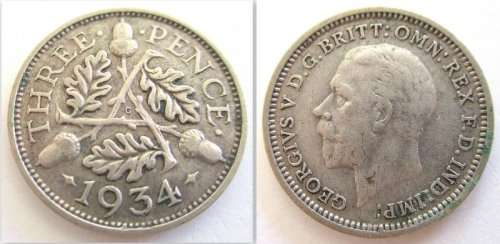 2 CRISPY SOUTH AFRICAN R1 BANKNOTES IN SEQUENCE AND 4 SILVER COINS. 1925,1955 and 2x1934