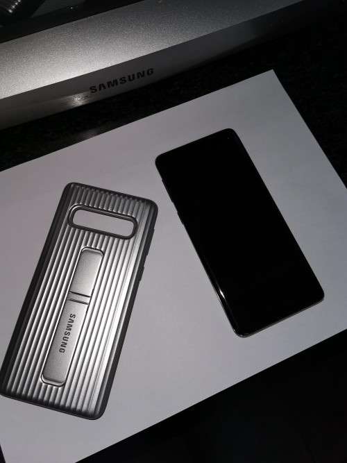 Samsung S10 - almost like new + original samsung cover