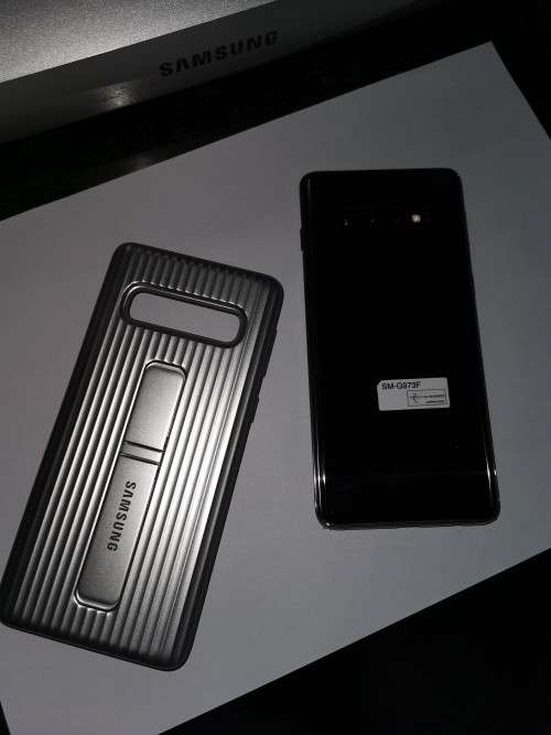 Samsung S10 - almost like new + original samsung cover