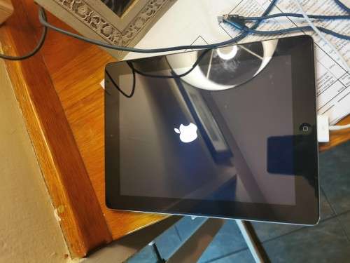 Apple Ipad - 32gb - 3rd Gen Model A1430 - all working - complete in box with original charger