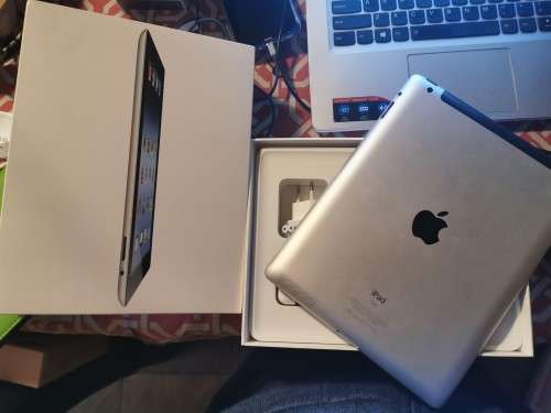 Apple Ipad - 32gb - 3rd Gen Model A1430 - all working - complete in box with original charger