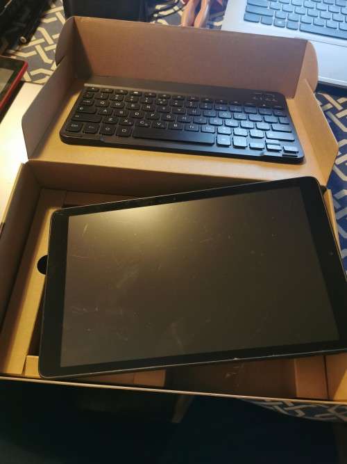 Vodacom Power Tab 10 - 3g & Wifi tablet complete with box and keyboard