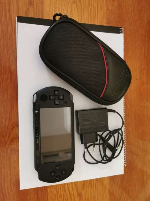 PSP E1004 Street - (basically new - no orig box) with orig. charger, pouch and 64gb Memory Pro Duo