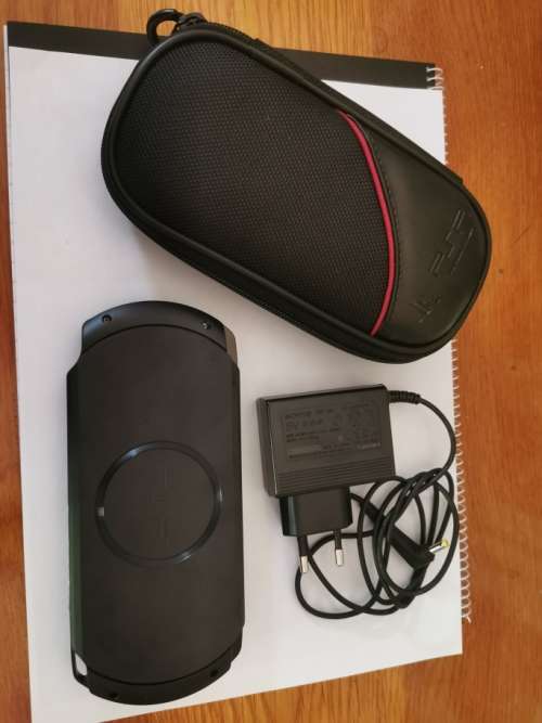 PSP E1004 Street - (basically new - no orig box) with orig. charger, pouch and 64gb Memory Pro Duo