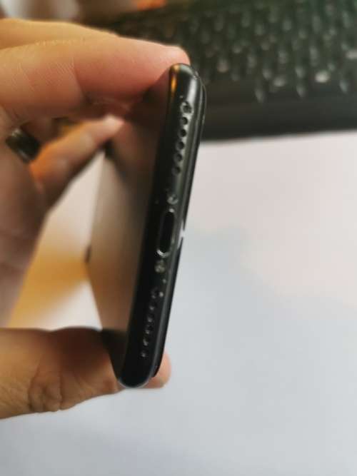 iPhone 7 - 256gb ( PLEASE note NB :microphone and earphone not working) - everything else functional