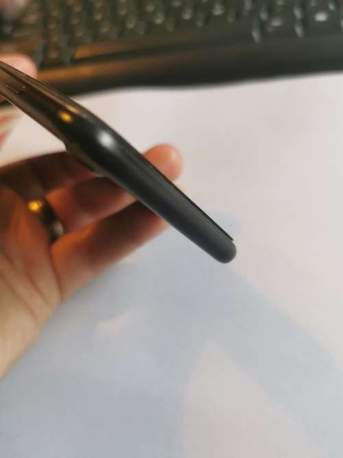 iPhone 7 - 256gb ( PLEASE note NB :microphone and earphone not working) - everything else functional