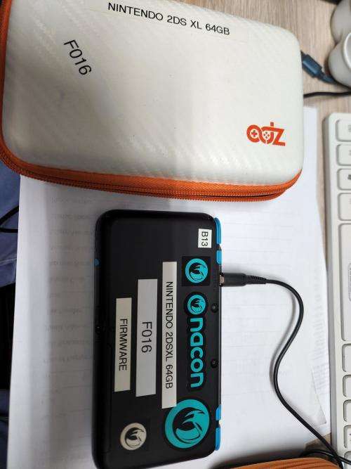 Nintendo 2DS XL 64GB Firmware - with hard shell case