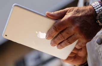 BARGAIN IPAD AIR 2 . WIFI ONLY!!! A1566 . 16 GB . 9.7 INCH.WHITE & GOLD COLOR . GOOD CONDITION.