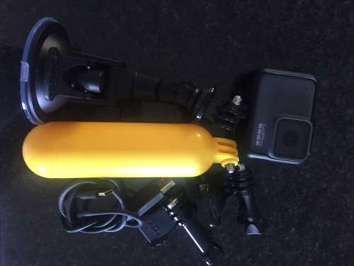 GOPRO HERO 7 WHITE  * CASING * BRACKET * WINDSCREEN BRACKET * 32 GB MEMORY CARD*USB CABLE