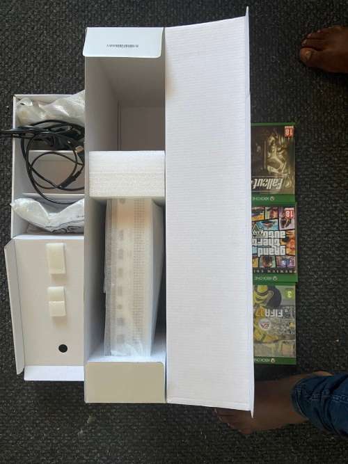 BOXED AS NEW * XBOX ONE S * 1 TB *4K BLU-RAY*HDMI CABLE* 1 CONTROLLER *1GAME(GRAND TEFT AUTO V)