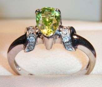 A FINE 9CT WHITE GOLD DIAMOND & .75 CARAT PERIDOT LADIES RING SIZE N