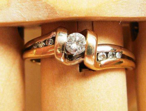 ***MONEY-BACK GUARANTEE*** A FINE 9CT YELLOW GOLD DIAMOND RING