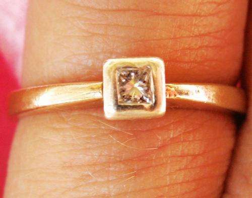 ***MONEY-BACK GUARANTEE***A FINE 9CT YELLOW GOLD DIAMOND SOLITAIRE RING SIZE O
