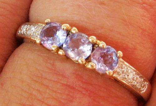 A FINE 9CT YELLOW GOLD TANZANITE & DIAMOND ETERNITY RING SIZE O
