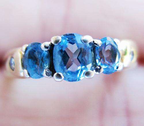 ***MONEY-BACK GUARANTEE*** A FINE 9CT YELLOW GOLD BLUE TOPAZ & DIAMOND ETERNITY RING