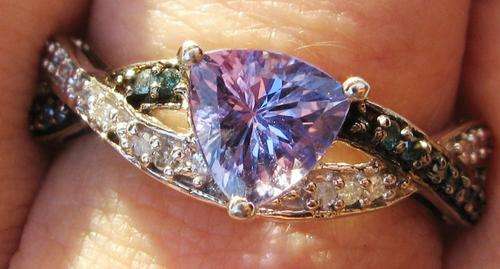 A SUPERB 9CT WHITE GOLD TANZANITE & BLACK & WHITE DIAMOND RING SIZE R