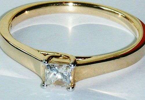 LOVELY 9CT YELLOW GOLD .25CT PRINCESS DIAMOND ENGAGEMENT RING SIZE O