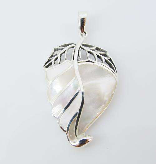 ***IN STOCK!!*** LOVELY REAL MOTHER OF PEARL GEMSTONES SOLID STERLING SILVER STAMPED 925 PENDANT