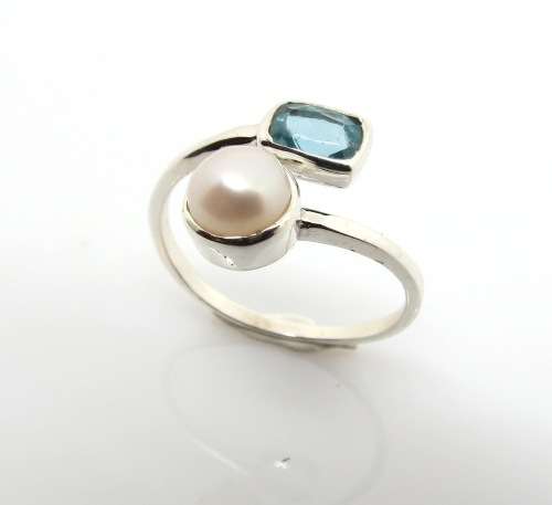 ***IN STOCK!!*** GORGEOUS REAL WHITE PEARL AND TOPAZ SOLID STERLING SILVER STAMPED 925 RING