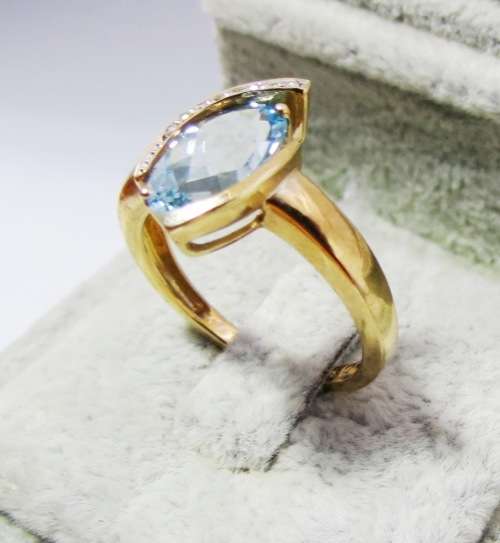 ***IN STOCK***GORGEOUS TOPAZ AND DIAMOND SOLID 14 CT GOLD DRESS RING