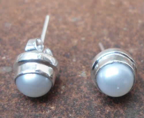 ***IN STOCK!!*** 925 Sterling Silve Balinese Handcrafted Earring Stud Plain Mabe Pearl