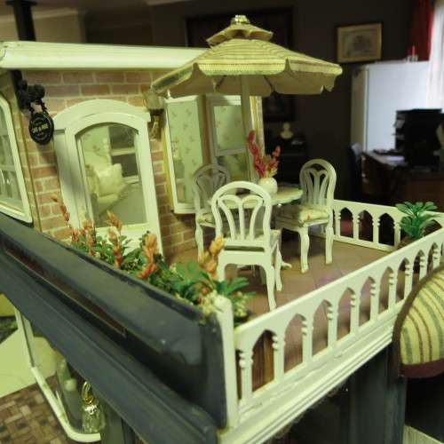 PARIS COFFEESHOP WITH ROOM ABOVE Crafty DOLLHOUSE - beautiful small dollhouse
