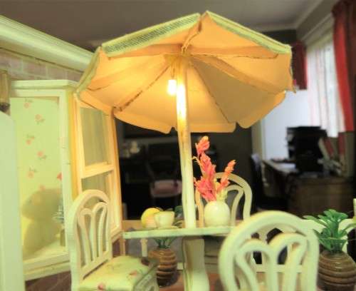 PARIS COFFEESHOP WITH ROOM ABOVE Crafty DOLLHOUSE - beautiful small dollhouse