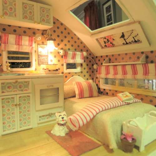 Small caravan dollhouse (Not really for playing, to small)