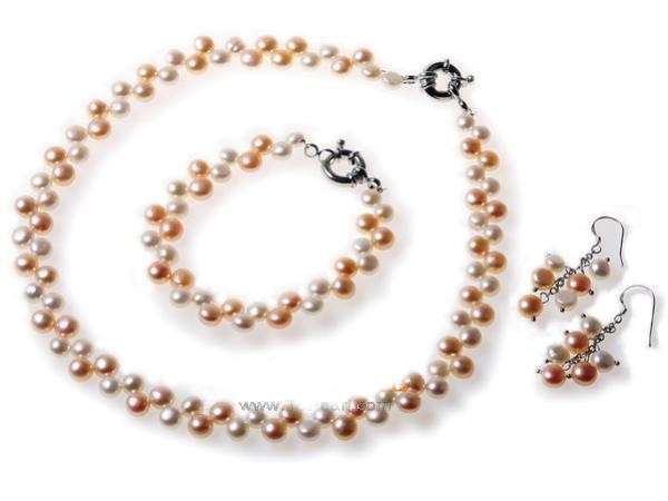 **R2 500** freshwater pearl necklace, bracelet and earring set