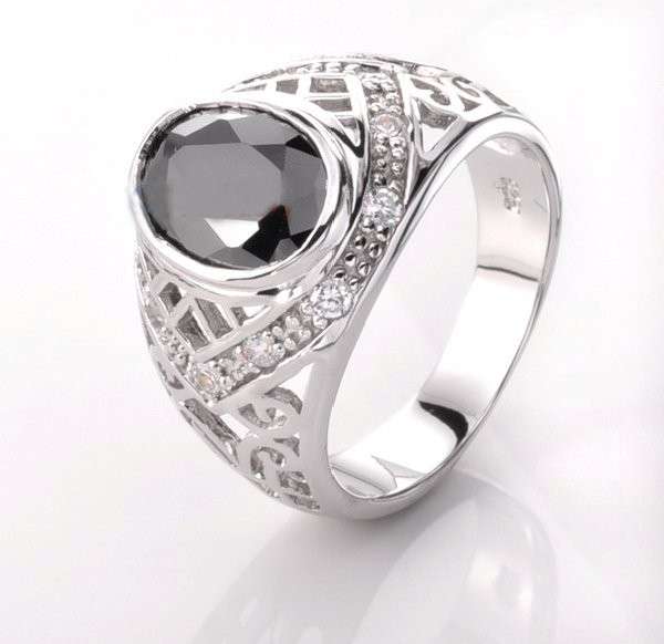 **R1 690** 925 sterling silver, rhodium plated, inlaid with a 7*10mm black oval CZ