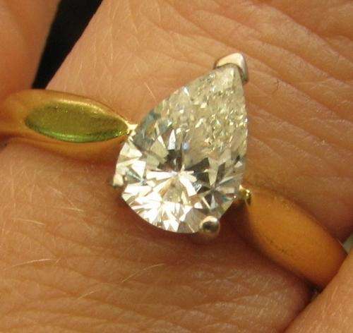 ***Don't miss this one!!*** Unbelievably beautiful 0.90ct pear cut SI2 diamond ring set in 14ct gold