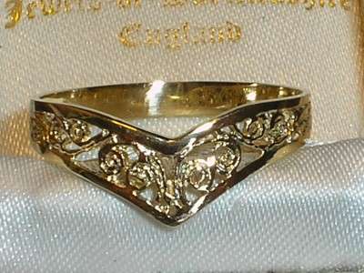 Stunning 9ct solid gold scrolled wishbone ring