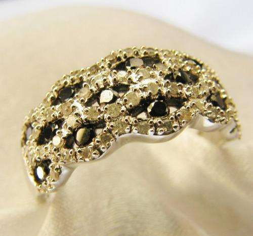 **R26 580** 9CT GOLD .70 BLACK & WHITE DIAMOND ETERNITY RING P