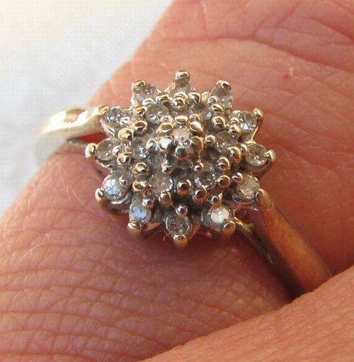 ***R9 500*** LOVELY 9CT SOLID GOLD DAINTY DIAMOND CLUSTER RING