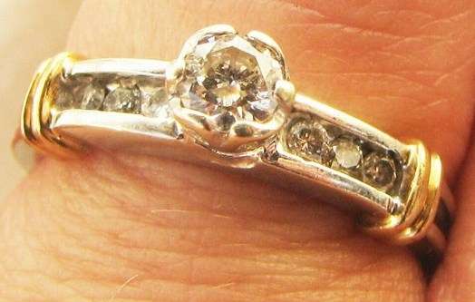 ***R14 900*** 9CT GOLD .33 CARAT DIAMOND LADIES RING M