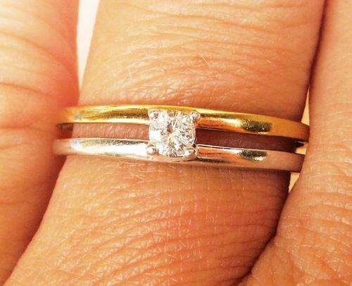 A FINE 9CT YELLOW & WHITE GOLD DIAMOND RING SIZE P