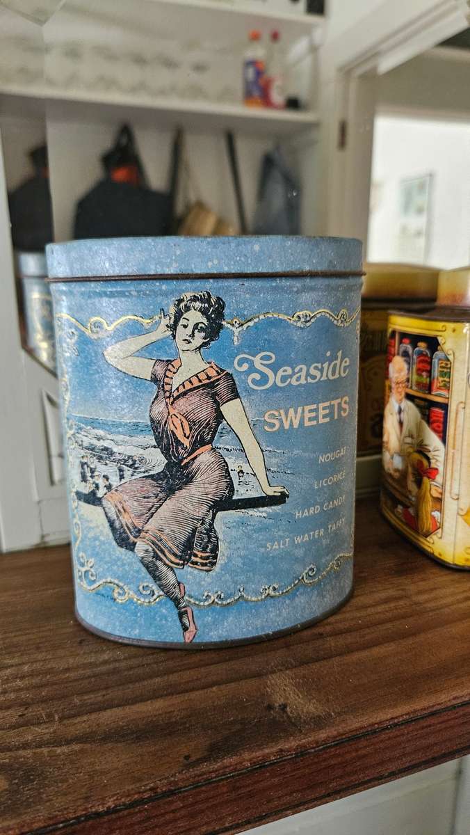 Beautiful vintage tin