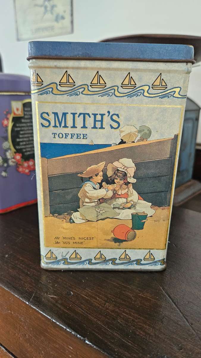 Beautiful vintage decorative tin