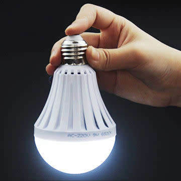 Emergency Loadshedding 9Watt Intelligent 220Volt back up LED Bulb