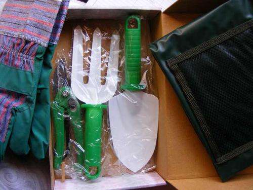 Garden tool set with Apron 5 pc set. - Nice gift - free gift wrapping if needed
