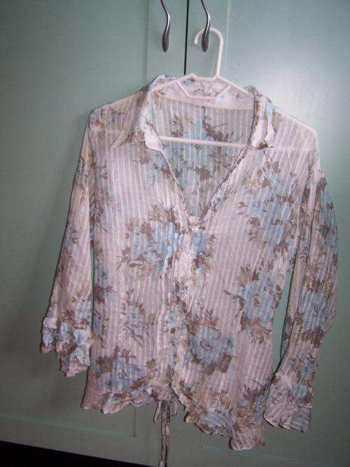 Beautiful floral top Size 16 (with ruffles in front and sleeve)