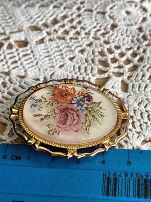 VINTAGE GOLD TONED SCARF RING WITH APPLIED FLOWERS