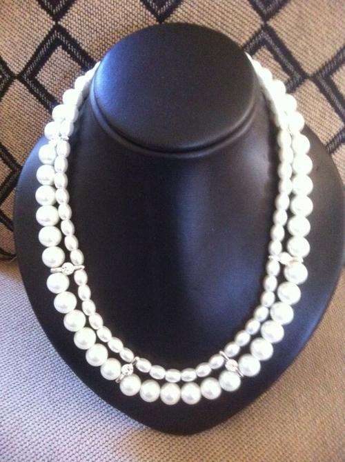 *** GORGEOUS*** WHITE GLASS PEARL NECKLACE WITH DIAMANTE