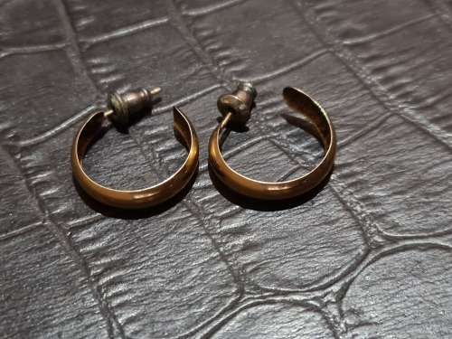 9ct solid gold round hoop earings 1.5cm across, 4mm wide D shape