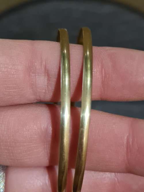 4 x 9ct solid gold bangles, 2 x D shape and 2 x C shape R2500 for all