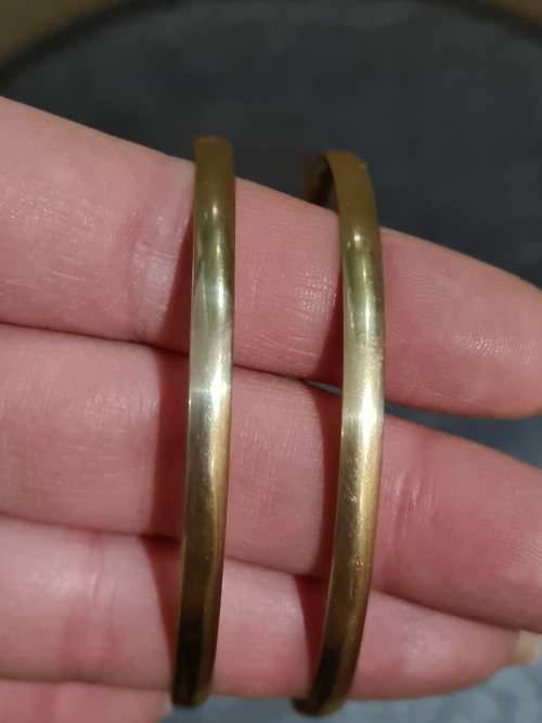 4 x 9ct solid gold bangles, 2 x D shape and 2 x C shape R2500 for all
