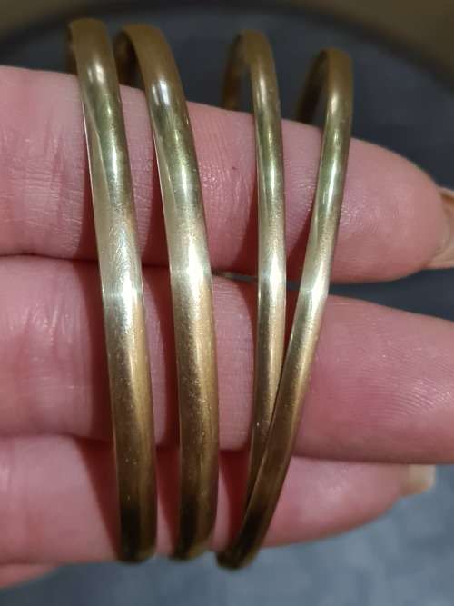 4 x 9ct solid gold bangles, 2 x D shape and 2 x C shape R2500 for all